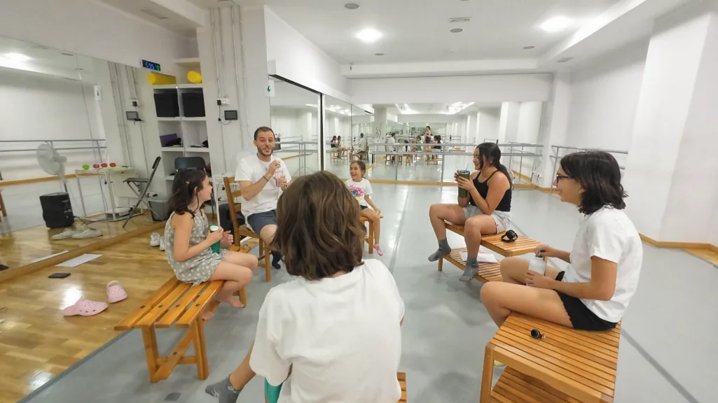 Una clase de teatro para niños de Escena Zero en marcha, en el aula