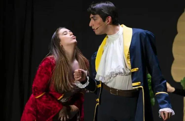 Escena de la comedia musical El típico cuento