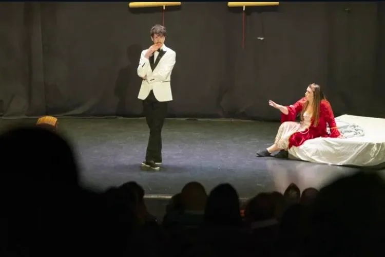 Personajes de El típico cuento sobre el escenario
